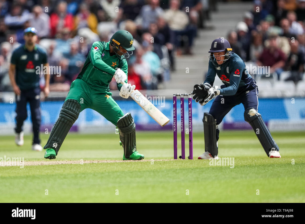 Ho17th maggio 2019, Trent Bridge, Nottingham, Inghilterra; 4° ODI, Royal London One-Day serie, tra Inghilterra e Pakistan; Fakhar Zaman del Pakistan i tagli a sfera off Joe Denly dell'Inghilterra per 2 corre Foto Stock