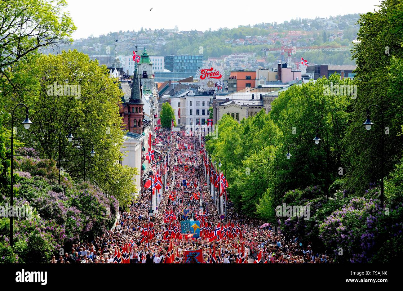 Oslo, Norvegia. Il 17 maggio 2019. La giornata nazionale della Norvegia 17-05-2019 norvegese della famiglia reale al balcone del palazzo reale di Oslo saluto migliaia di persone a piedi lungo il palazzo come è la celebrazione della Giornata Nazionale Credito: Piscina/Albert Nieboer Paesi Bassi OUT |/dpa/Alamy Live News Foto Stock