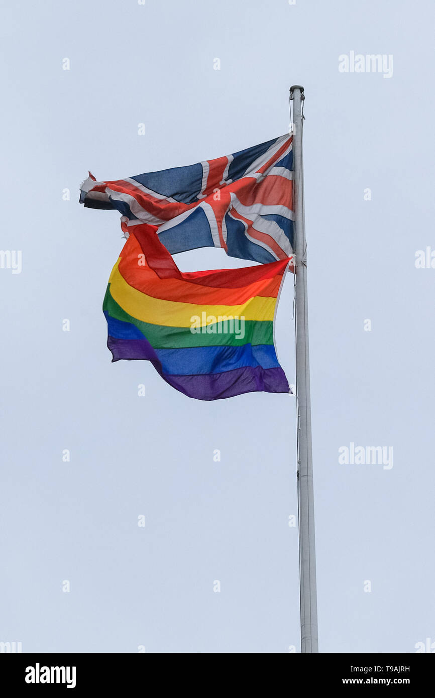 Westminster, Londra, Regno Unito, 17 maggio 2019. Sulla Giornata Internazionale contro l'omofobia, Biphobia e Transphobia, che è ogni anno il 17 maggio, un arcobaleno colorato sventola accanto alla Union Jack sulla sommità 100 Parlamento Street a Westminster. La costruzione di case di sua maestà e di entrate doganali. Credito: Imageplotter/Alamy Live News Foto Stock