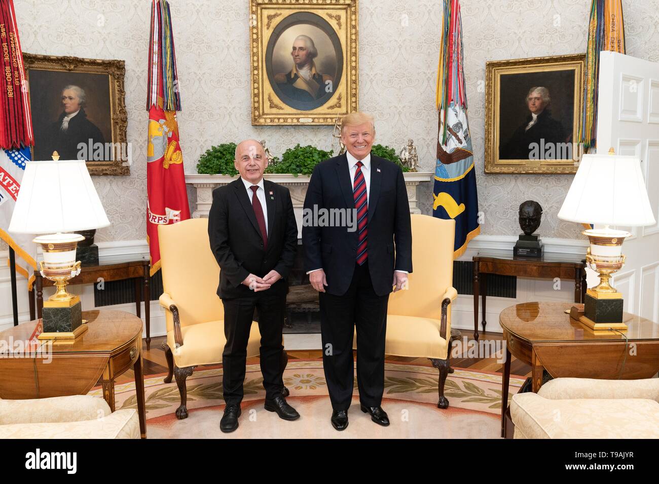 U.S presidente Donald Trump, destra, pone con il presidente svizzero Ueli Maurer prima del loro incontro bilaterale nell'Ufficio Ovale della Casa Bianca 16 Maggio 2019 a Washington, DC. Foto Stock