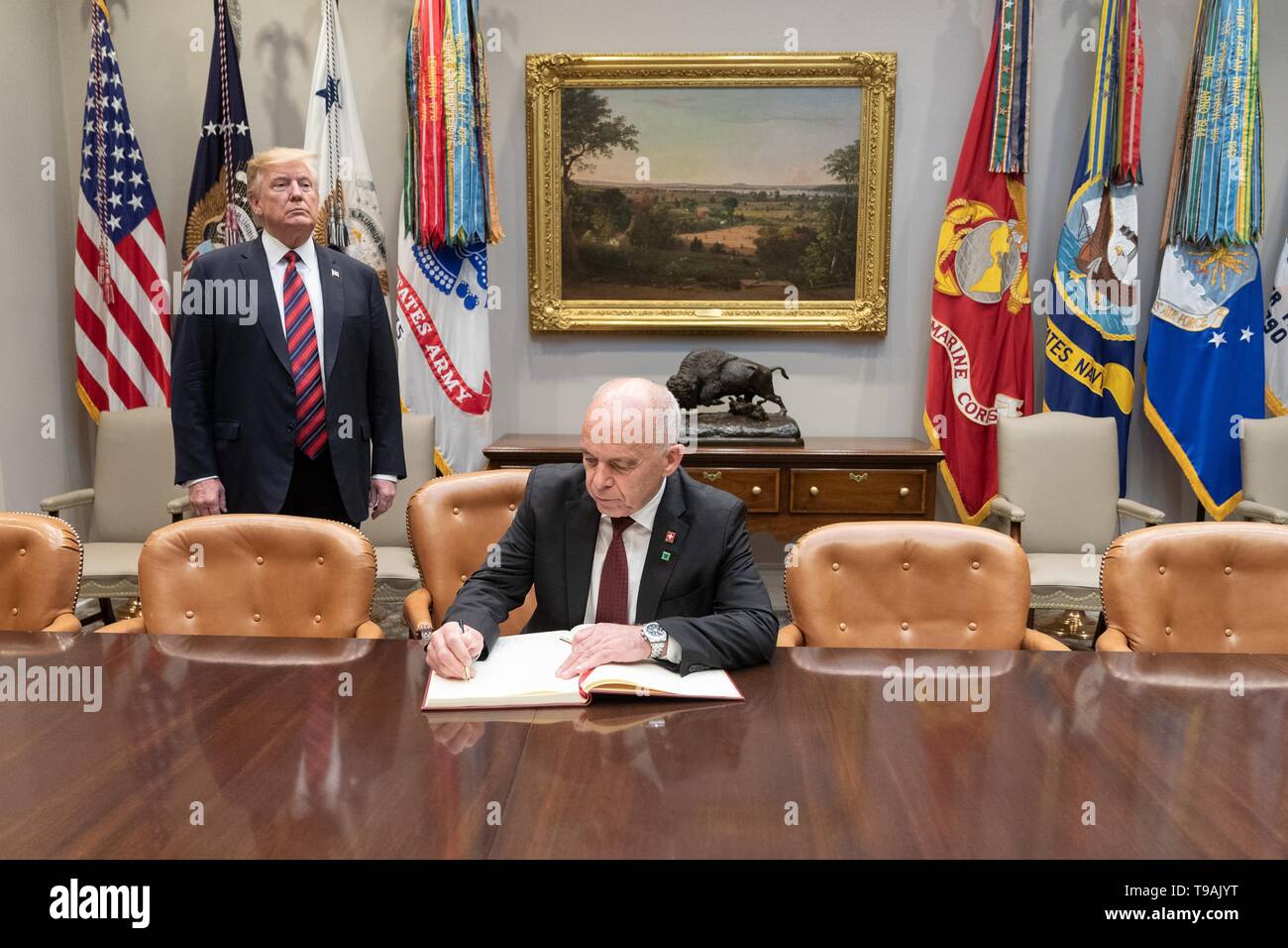 U.S presidente Donald Trump attende come presidente svizzero Ueli Maurer Firma il libro degli ospiti nella sala Roosevelt della Casa Bianca 16 Maggio 2019 a Washington, DC. Foto Stock