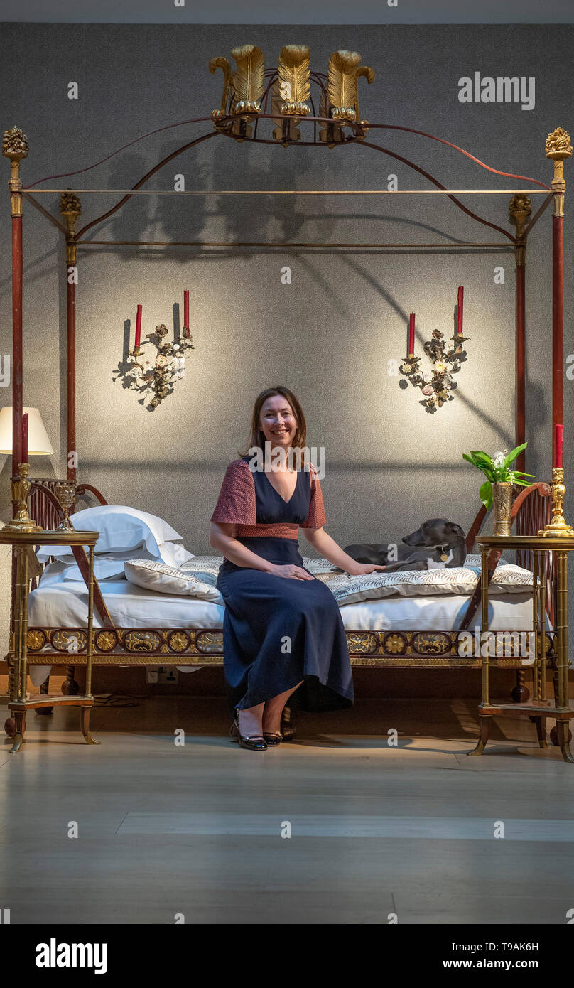 Christie's, Londra, Regno Unito. Il 17 maggio 2019. Lulu Lytle di Soane della Gran Bretagna la collaborazione con Christie's edizione primaverile delle vendite di collettore comprende una schiera di XVII, XVIII e XIX secolo arti decorative e mobili. Immagine: Designer Lulu Lytle nella sua camera curata con pet whippet. Credito: Malcolm Park/Alamy Live News. Foto Stock