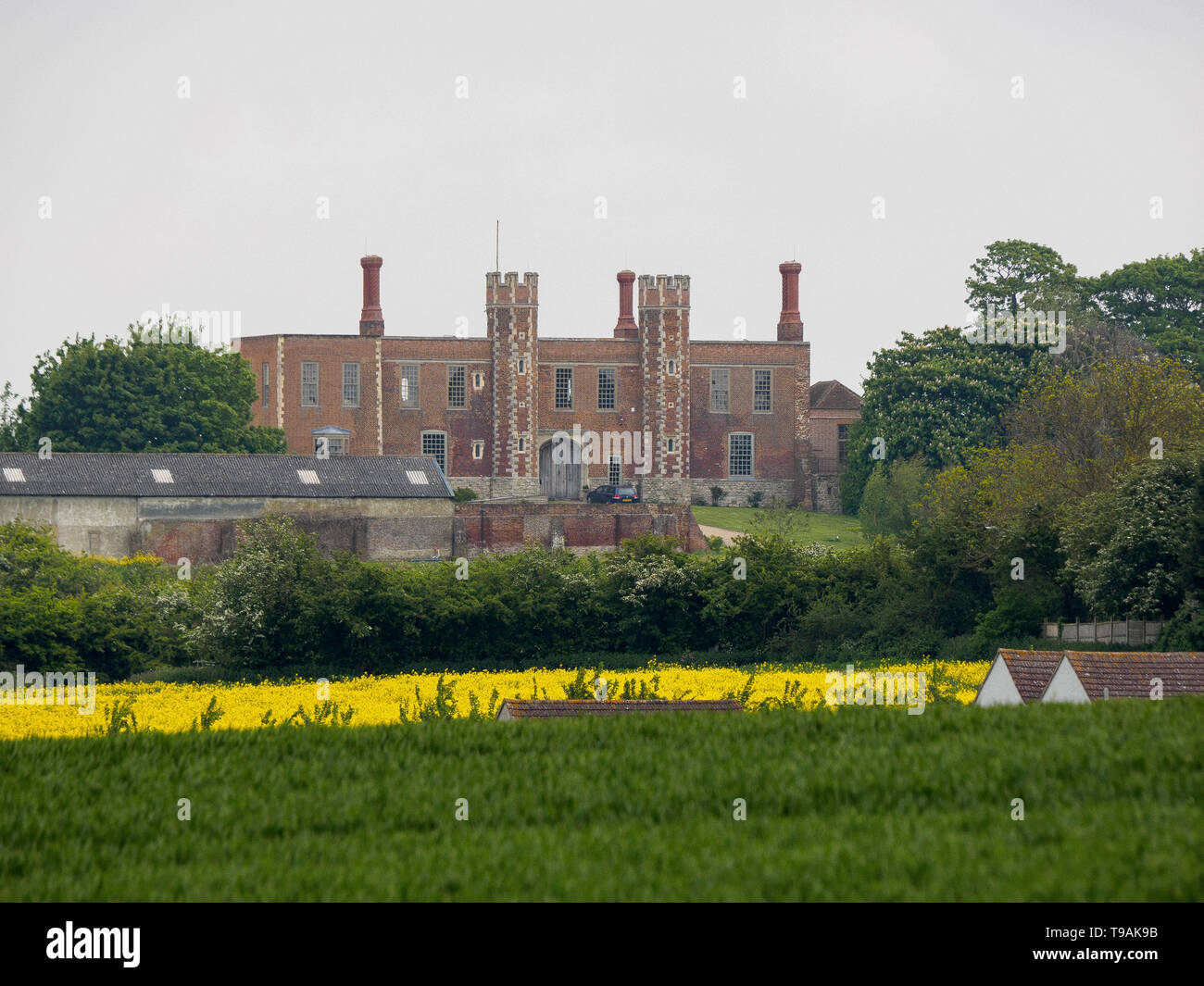 Eastchurch, Kent, Regno Unito. Il 17 maggio 2019. Regno Unito Meteo: un nuvoloso pomeriggio a Eastchurch, Kent. Nella foto: la vista verso Shurland Hall, dove Enrico VIII e Anne Boleyn hanno trascorso la loro luna di miele. Credito: James Bell/Alamy Live News Foto Stock