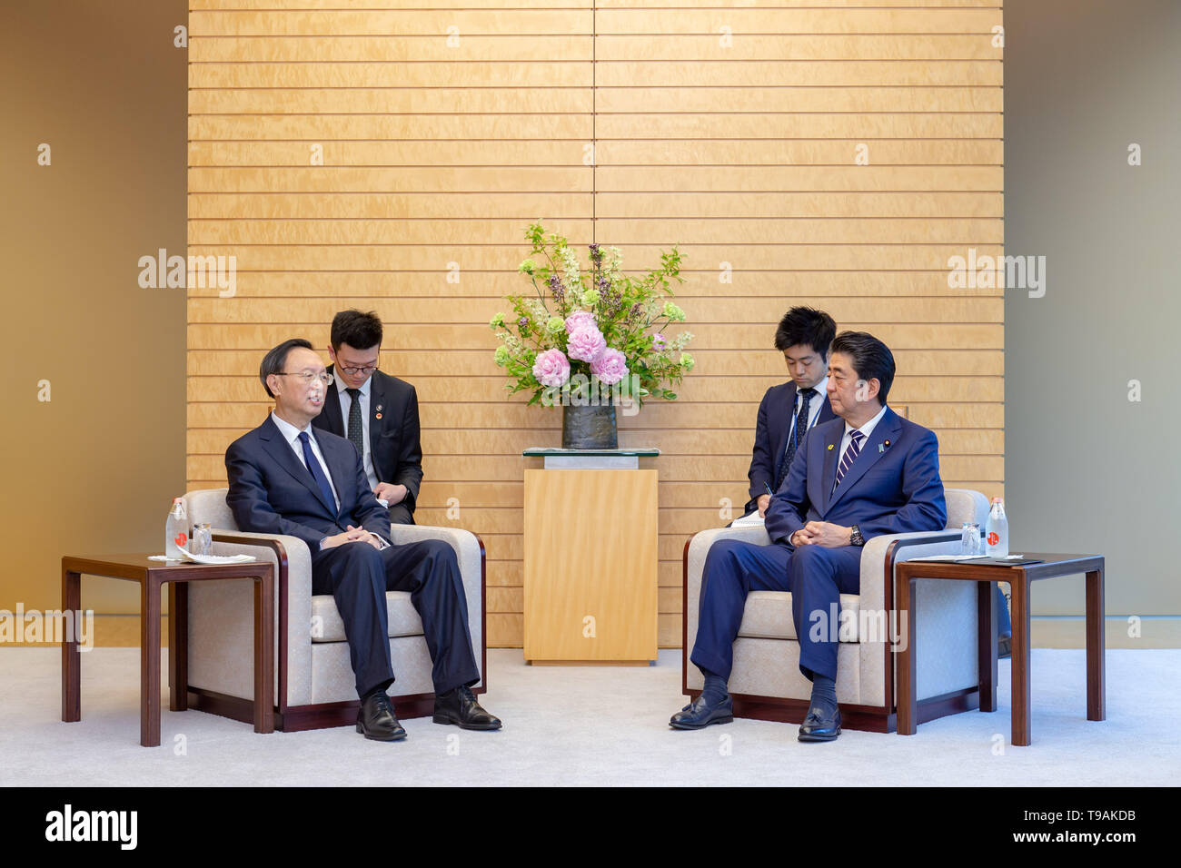 Tokyo, Giappone. Il 17 maggio 2019. Primo Ministro giapponese Shinzo Abe (R) soddisfa con Yang Jiechi, membro dell'ufficio politico del Partito Comunista della Cina (CPC) Comitato centrale e direttore dell ufficio della Commissione Affari Esteri del CPC Comitato centrale di Tokyo, Giappone, 17 maggio 2019. Credito: Ma Caoran/Xinhua/Alamy Live News Foto Stock
