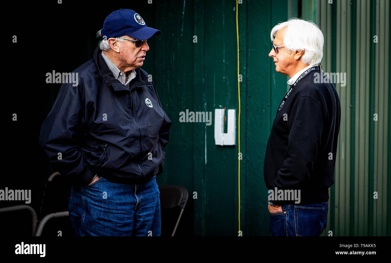 Baltimore, Maryland, Stati Uniti d'America. Il 17 maggio 2019. 17 Maggio: D. Wayne Lukas chat con Bob Baffert davanti al Preakness Stakes di Pimlico Racecourse a Baltimora, Maryland, 17 maggio 2019. Mietitrebbia, hanno vinto 13 Preakness Stakes. Evers/Eclipse Sportswire/CSM/Alamy Live News Foto Stock