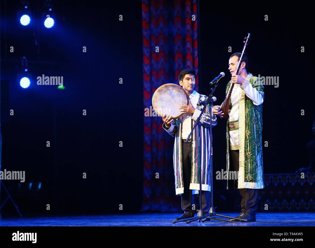 Pechino, Cina. Il 17 maggio 2019. Artisti di Tagikistan cantare una canzone folk durante una performance a Pechino Capitale della Cina, 17 maggio 2019. Credito: Li ha/Xinhua/Alamy Live News Foto Stock