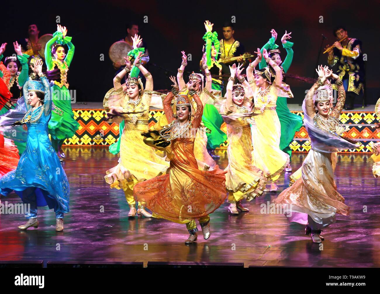 Pechino, Cina. Il 17 maggio 2019. Artisti di Tagikistan ballare durante una performance a Pechino Capitale della Cina, 17 maggio 2019. Credito: Li ha/Xinhua/Alamy Live News Foto Stock