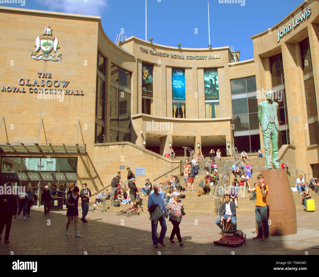 Glasgow, Scotland, Regno Unito, 17 maggio 2019, UK Meteo. Sunny scorcher di un giorno per i turisti e la gente del posto nel centro della città a pranzo sui gradini della royal concert hall in stile miglio della metropoli. Gerard Ferry/Alamy Live News Foto Stock