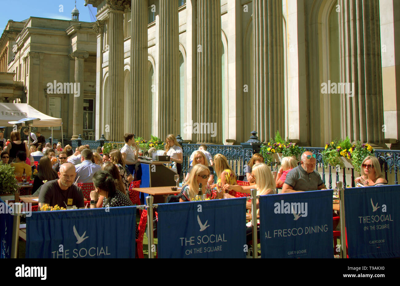 Glasgow, Scotland, Regno Unito, 17 maggio 2019, UK Meteo. Sunny scorcher di un giorno per i turisti e la gente del posto nel centro della città a pranzo nel sociale sul Royal Exchange Square vicino lo stile di miglio della metropoli. Gerard Ferry/Alamy Live News Foto Stock