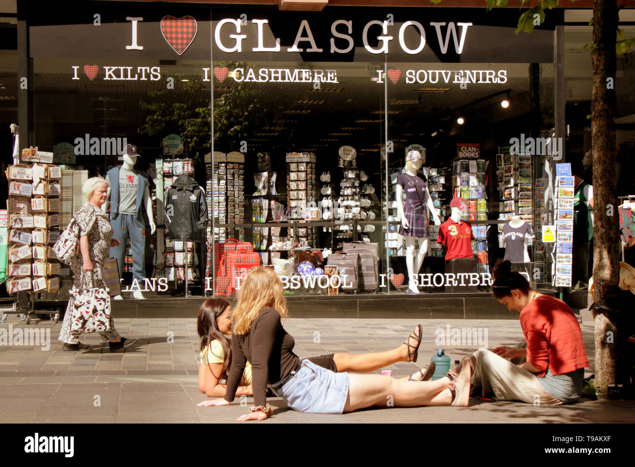 Glasgow, Scotland, Regno Unito, 17 maggio 2019, UK Meteo. Sunny scorcher di un giorno per i turisti e la gente del posto nel centro della città a pranzo nel rinnovato Sauchiehall Street Precinct . Gerard Ferry/Alamy Live News Foto Stock