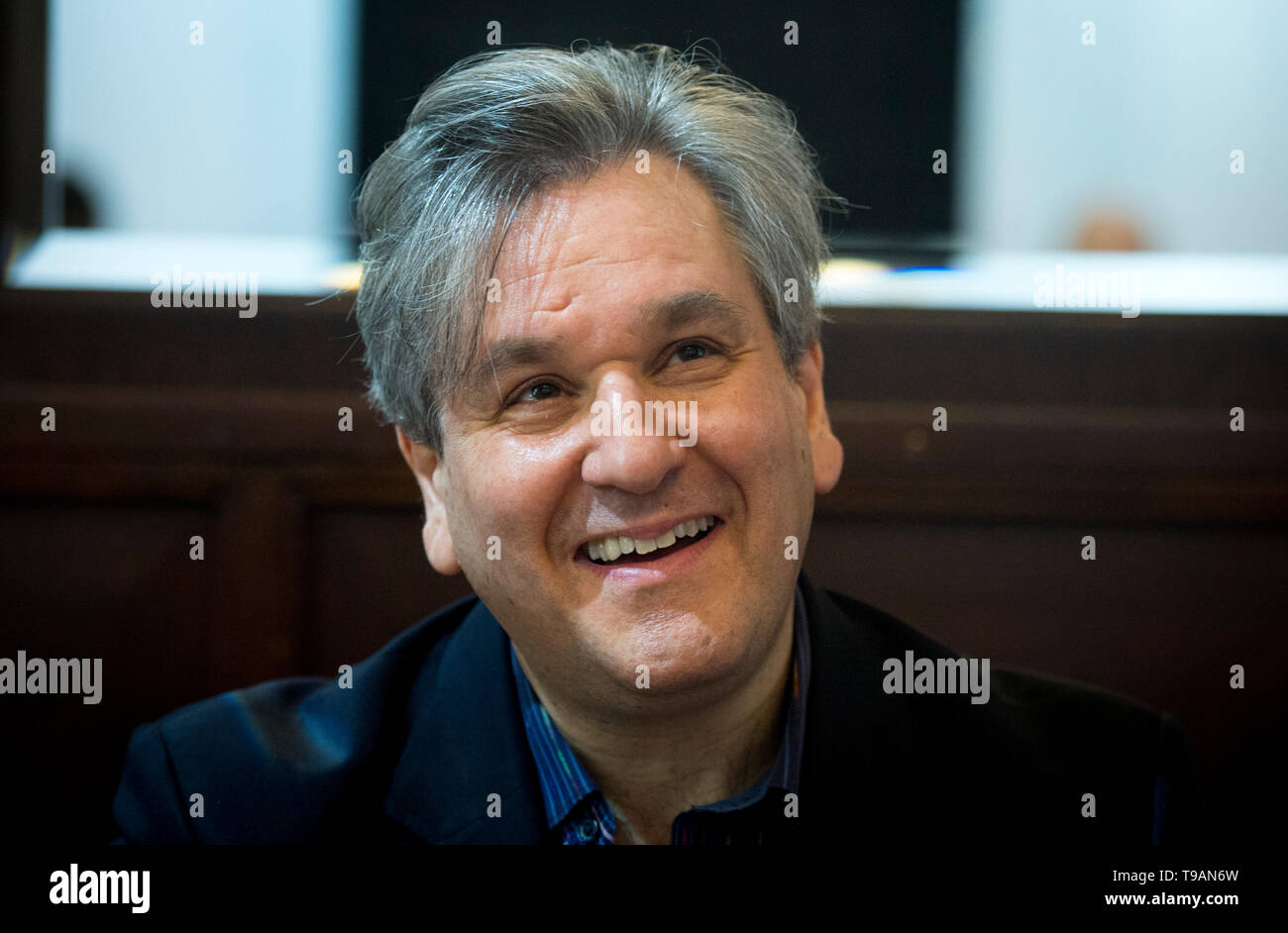 Praga, Repubblica Ceca. Il 17 maggio 2019. Il direttore principale Sir Antonio Pappano assiste la conferenza stampa prima del concerto dell'Orchestra dell'Accademia Nazionale di Santa Cecilia di Roma durante la Primavera di Praga Festival Internazionale della Musica di Praga Repubblica Ceca, 17 maggio 2019. Credito: Katerina Sulova/CTK foto/Alamy Live News Foto Stock