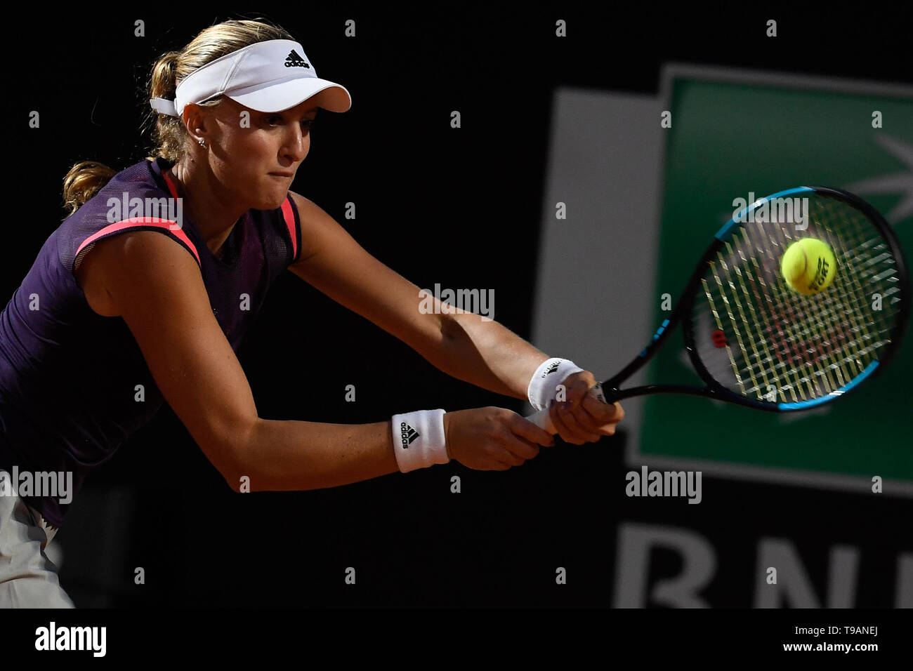 Roma, Italia. Il 17 maggio 2019. Kristina Mladenovic (FRA) in azione contro Maria Sakkari (GRE) durante il trimestre partita finale a Internazionali BNL d'Italia Italian Open al Foro Italico, Roma, Italia il 17 maggio 2019. Credit: UK Sports Pics Ltd/Alamy Live News Foto Stock