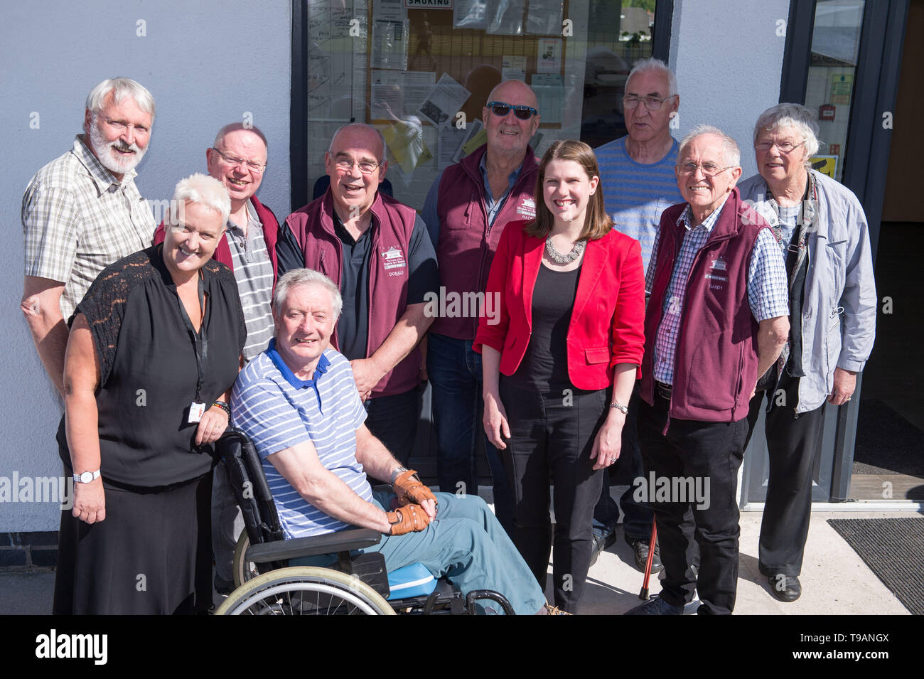 Glasgow, Regno Unito. 17 maggio 2019. Nella foto: (sinistra-destra) Rob Maclean; Kelly Gainty; Neil Castell; Alan Millar; Donald Reid; Ralph Halley; Jo Swinson MP; Bill Jackson; Sandy Welsh; Doreen Jackson. Durante la salute mentale la settimana di consapevolezza, Scottish Liberal Democratici Leader, Willie Rennie e il gruppo del Partito europeo dei liberali democratici Deupty Leader, Jo Swinson visita Milngavie & Bearsden's uomini capannone salute mentale iniziativa per evidenziare i problemi ci dovrebbe essere incentrato su invece di Brexit. Credito: Colin Fisher/Alamy Live News Foto Stock