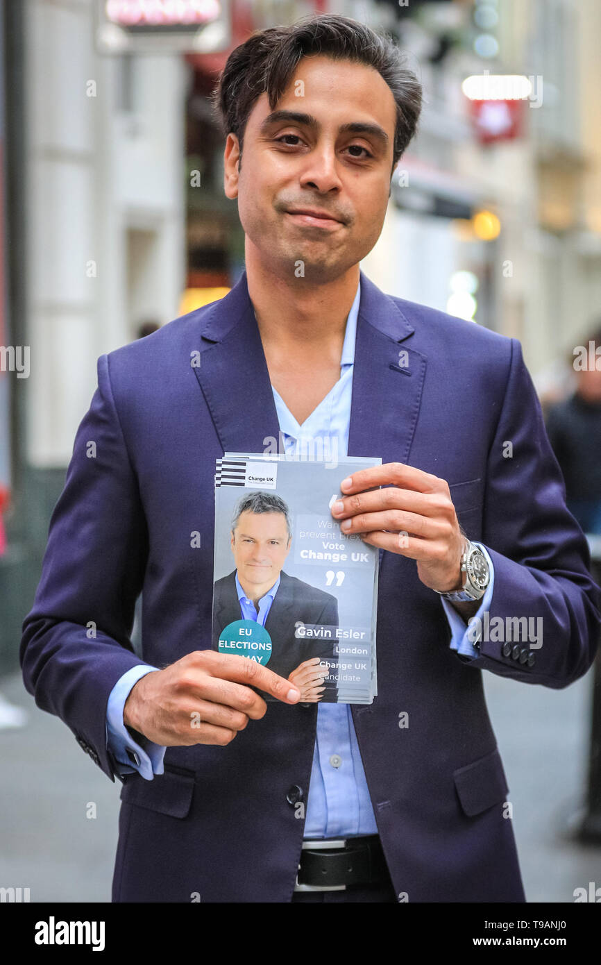 Londra, UK, 17 maggio 2019. MEP candidato Ur-Rehmann Haseeb. Modificare UK (precedentemente noto come gruppo indipendente) Campagna in Argyll Street vicino a Oxford Circus nel centro di Londra, come parte della loro elezioni europee sforzi. Chuka Umunna MP, ex corrispondente di guerra e indipendenti di Mp Martin Bell, cambiare l'eurodeputato britannico candidato Gavin Esler e cambiare l'eurodeputato britannico candidati per Londra distribuire volantini e chat per il pubblico come parte dell'UE campagna elettorale. Credito: Imageplotter/Alamy Live News Foto Stock