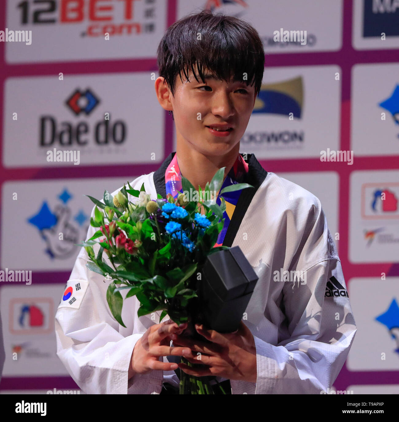 Nazionale Centro Taekwondo, Manchester, Regno Unito. Il 17 maggio 2019. Taekwondo Campionati del Mondo, giorno 3; Jun-seo Bae (KOR) con la sua medaglia d oro dopo aver vinto il suo -54kg del campionato del mondo di Final Bout contro Georgy Popov (RUS) Credito: Azione Sport Plus/Alamy Live News Foto Stock