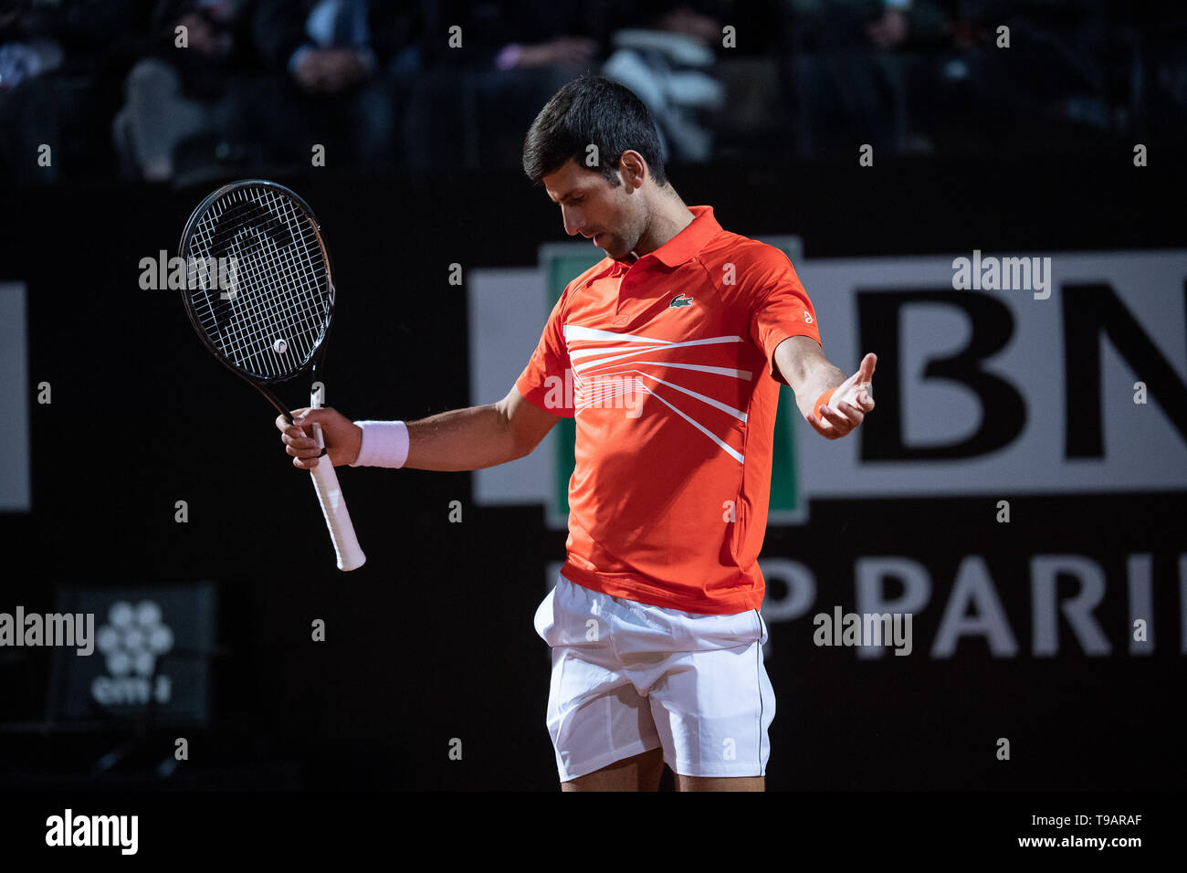 Roma, Italia. Il 17 maggio 2019. Novak Djokovic (SRB) in azione contro Juan  Martin Del Potro (ARG) durante il trimestre partita finale a Internazionali  BNL d'Italia Italian Open al Foro Italico, Roma,