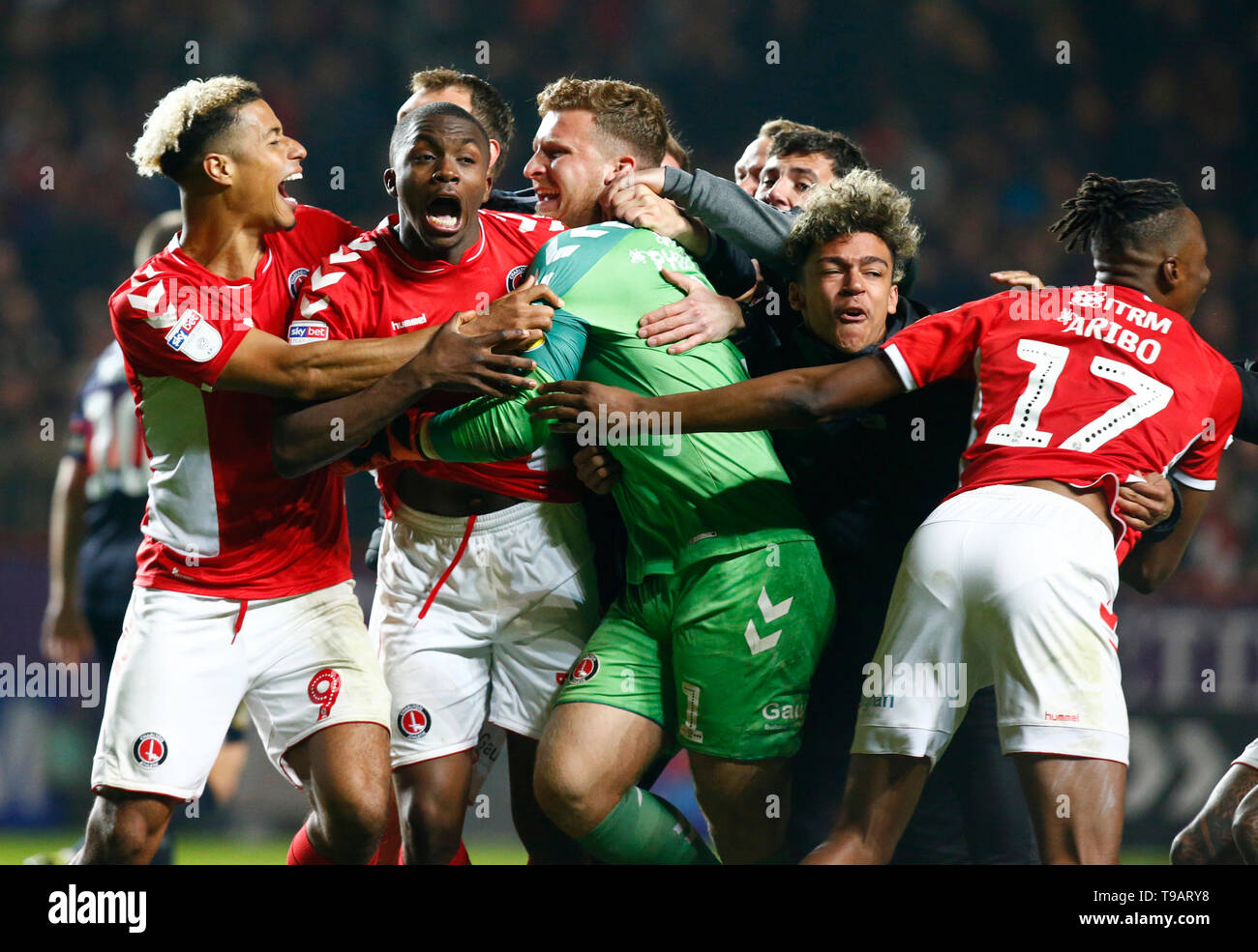 Londra, Regno Unito. Il 17 maggio 2019. LONDON, Regno UINTED. 17 Maggio, 2019 Charlton Athletic's Dillon Phillips celebrare il salvataggio 1 penne durante il Cielo lega Bet One Play-Offs seconda gamba match tra Charlton Athletic e Doncaster Rovers al Valley Stadium di Londra il 17 maggio 2019 Credit: Azione Foto Sport/Alamy Live News Foto Stock