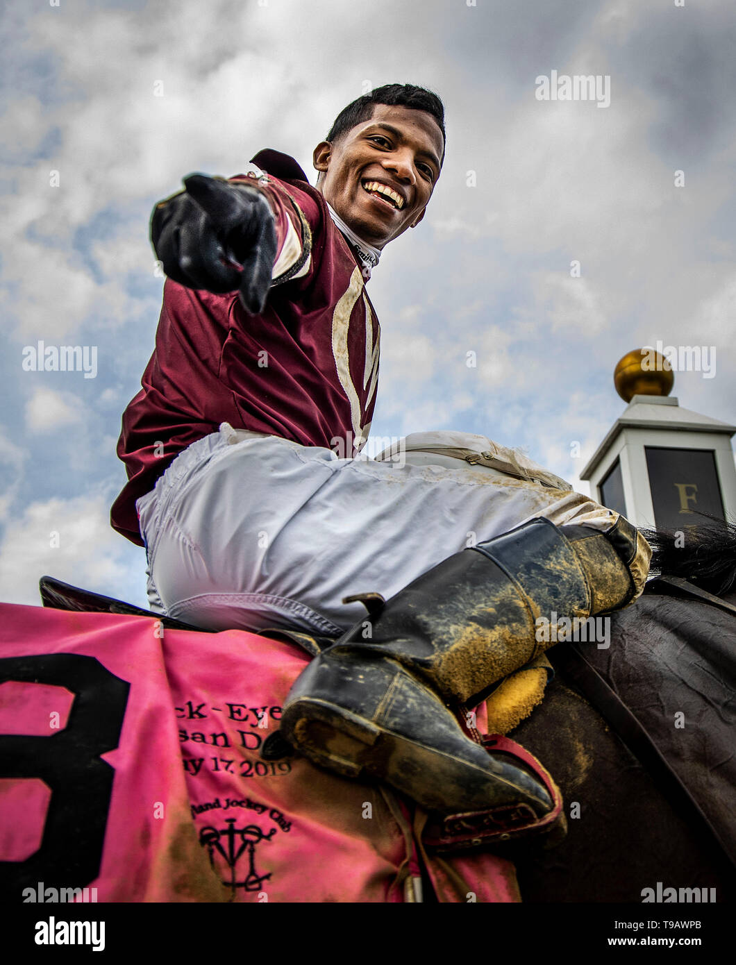 Baltimore, Maryland, Stati Uniti d'America. 16 Maggio, 2019. 17 Maggio: Ricardo Santana Jr. festeggia dopo aver vinto il Pimlico speciale a Pimlico Racecourse a Baltimora, Maryland, 17 maggio 2019. Evers/Eclipse Sportswire/CSM/Alamy Live News Foto Stock