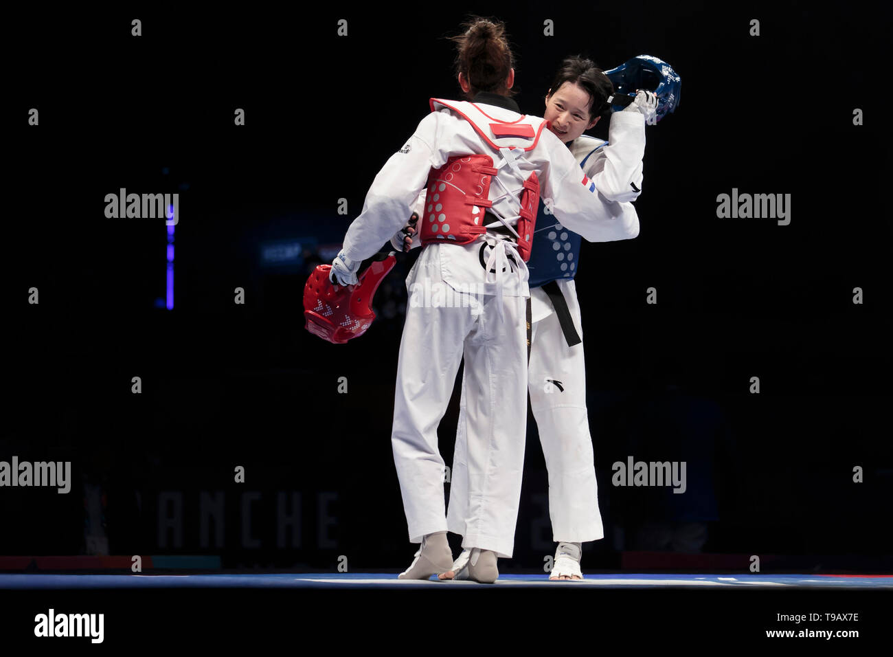 Manchester. Il 17 maggio 2019. Della Cina di Wu Jingyu (R) abbracci della Croazia di Kristina Tomic dopo la donna -49kg categoria semifinale presso il World Taekwondo Championships 2019 a Manchester in Gran Bretagna, 17 maggio 2019. Wu ha vinto 30-12. Credito: Jon Super/Xinhua/Alamy Live News Foto Stock