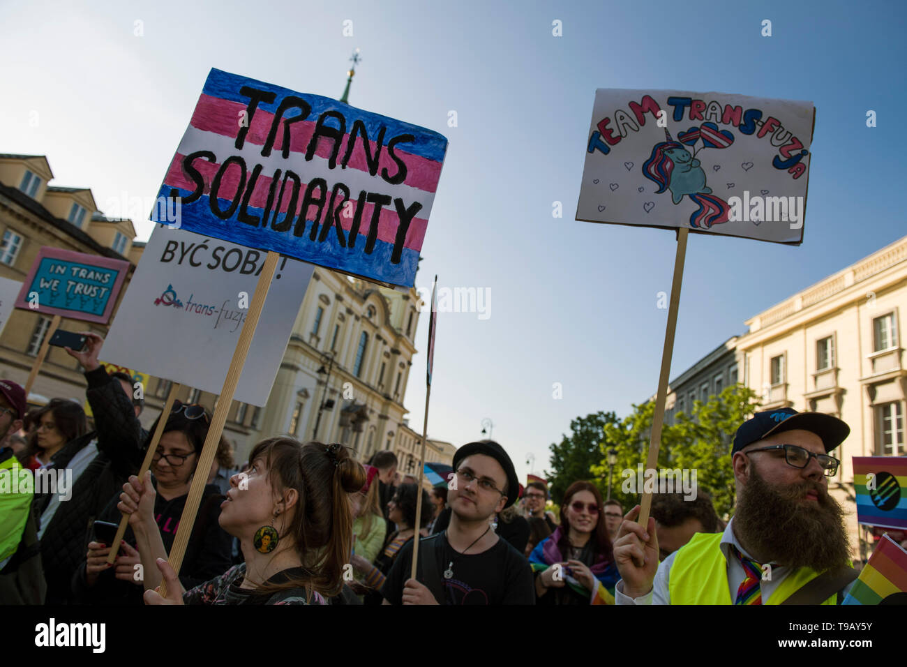 I dimostranti sono visti tenendo cartelloni durante la dimostrazione. La Giornata Internazionale contro l'omofobia, Transphobia e Biphobia è celebrato in tutto il mondo. Questa data commemora l'eliminazione dell' omosessualità dalla Classificazione Internazionale delle Malattie dall Organizzazione mondiale della sanità il 17 maggio 1990. Decine di attivisti LGBTQ e sostenitori riuniti a Varsavia per mostrare la loro opposizione alla crescente ondata di odio verso i non-heteronormative persone e Elzbieta Podlesna, un attivista che era stato arrestato recentemente per la progettazione e la distribuzione di manifesti della Vergine Maria con un arcobaleno h Foto Stock