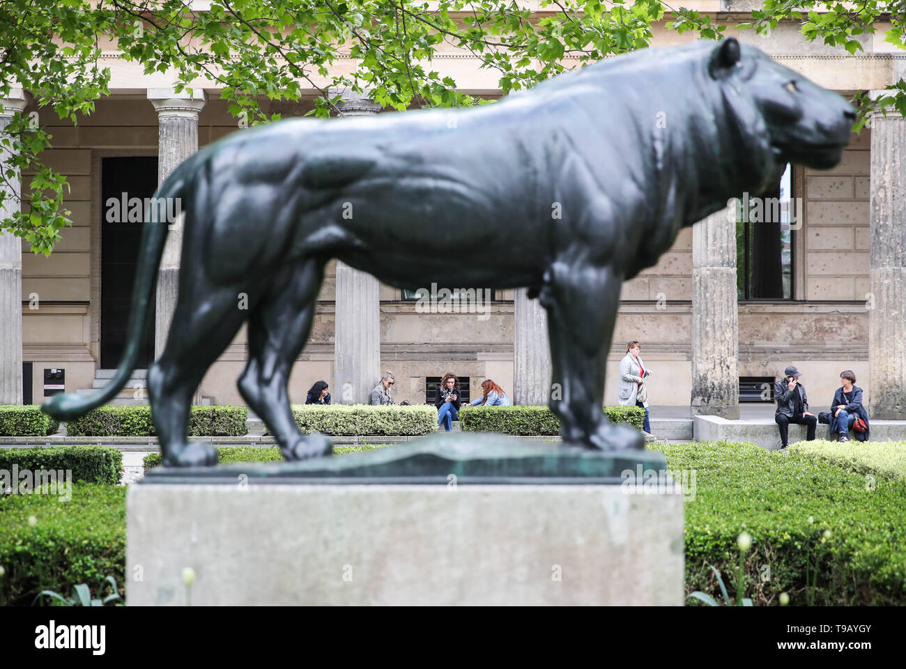 Pechino, Germania. Il 17 maggio 2019. I visitatori il resto al di fuori del Neues Museum (Museo Nuovo) all'Isola dei Musei di Berlino, capitale della Germania, il 17 maggio 2019. Il museo Island, un sito patrimonio mondiale dell'UNESCO, è la parte settentrionale dell'isola nel fiume Sprea a Berlino. Il suo nome deriva dal complesso del famoso in tutto il mondo i musei come Altes Museum (museo vecchio), il Neues Museum (Museo Nuovo), Alte Nationalgalerie (vecchia galleria nazionale), Bode Museum e Pergamon Museum. 18 maggio segna la Giornata Internazionale dei Musei. Credito: Shan Yuqi/Xinhua/Alamy Live News Foto Stock
