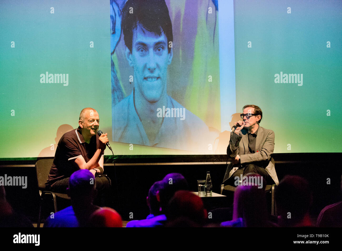 Hebden Bridge, West Yorkshire, Regno Unito. Il 17 maggio 2019. DJ Dave Haslam interviste Stephen Morris, il batterista con Joy Division e nuovo ordine, in occasione del lancio del primo volume di Morris di autobiografia 'Registrare, riprodurre o mettere in pausa un' presso il Club dei mestieri, Hebden Bridge, West Yorkshire. Credito: John Bentley/Alamy Live News Foto Stock Hebden Bridge, West Yorkshire, Regno Unito. Il 17 maggio 2019. DJ Dave Haslam interviste Stephen Morris, il batterista con Joy Division e nuovo ordine, in occasione del lancio del primo volume di Morris di autobiografia 'Registrare, riprodurre o mettere in pausa un' presso il Club dei mestieri, Hebden Bridge, West Yorkshire. Credito: John Bentley/Alamy Live News Foto Stock