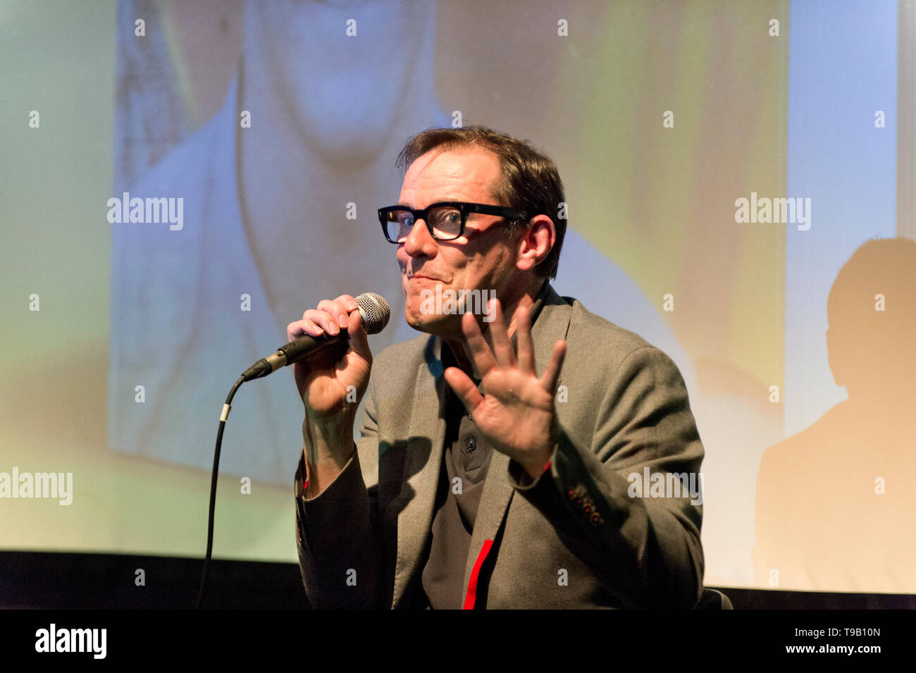 Hebden Bridge, West Yorkshire, Regno Unito. Il 17 maggio 2019. Stephen Morris, il batterista con Joy Division e nuovo ordine, in occasione del lancio del primo volume della sua autobiografia "Registrare, riprodurre o mettere in pausa un' presso il Club dei mestieri, Hebden Bridge, West Yorkshire. Egli era in una conversazione sul libro e la sua carriera con DJ Dave Haslam. Credito: John Bentley/Alamy Live News Foto Stock Hebden Bridge, West Yorkshire, Regno Unito. Il 17 maggio 2019. Stephen Morris, il batterista con Joy Division e nuovo ordine, in occasione del lancio del primo volume della sua autobiografia "Registrare, riprodurre o mettere in pausa un' presso il Club dei mestieri, Hebden Bridge, West Yorkshire. Egli era in una conversazione sul libro e la sua carriera con DJ Dave Haslam. Credito: John Bentley/Alamy Live News Foto Stock