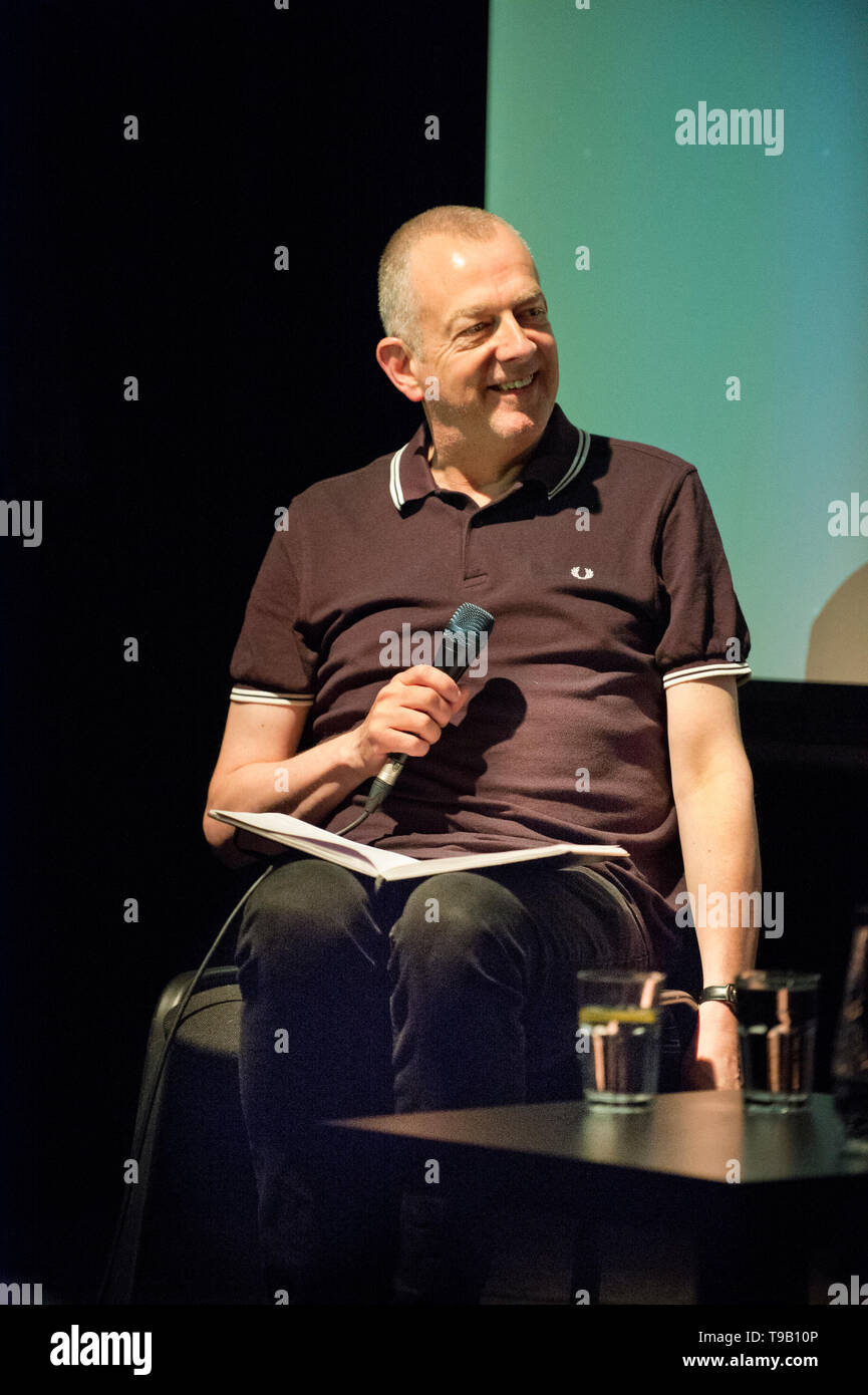 Hebden Bridge, West Yorkshire, Regno Unito. Il 17 maggio 2019. DJ Dave Haslam interviste Stephen Morris, il batterista con Joy Division e nuovo ordine, in occasione del lancio del primo volume di Morris di autobiografia 'Registrare, riprodurre o mettere in pausa un' presso il Club dei mestieri, Hebden Bridge, West Yorkshire. Credito: John Bentley/Alamy Live News Foto Stock Hebden Bridge, West Yorkshire, Regno Unito. Il 17 maggio 2019. DJ Dave Haslam interviste Stephen Morris, il batterista con Joy Division e nuovo ordine, in occasione del lancio del primo volume di Morris di autobiografia 'Registrare, riprodurre o mettere in pausa un' presso il Club dei mestieri, Hebden Bridge, West Yorkshire. Credito: John Bentley/Alamy Live News Foto Stock