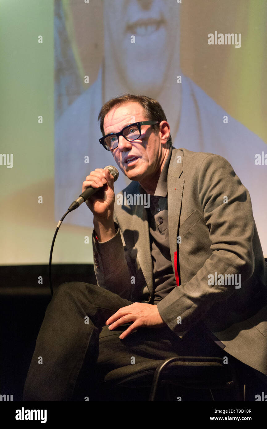 Hebden Bridge, West Yorkshire, Regno Unito. Il 17 maggio 2019. Stephen Morris, il batterista con Joy Division e nuovo ordine, in occasione del lancio del primo volume della sua autobiografia "Registrare, riprodurre o mettere in pausa un' presso il Club dei mestieri, Hebden Bridge, West Yorkshire. Egli era in una conversazione sul libro e la sua carriera con DJ Dave Haslam. Credito: John Bentley/Alamy Live News Foto Stock Hebden Bridge, West Yorkshire, Regno Unito. Il 17 maggio 2019. Stephen Morris, il batterista con Joy Division e nuovo ordine, in occasione del lancio del primo volume della sua autobiografia "Registrare, riprodurre o mettere in pausa un' presso il Club dei mestieri, Hebden Bridge, West Yorkshire. Egli era in una conversazione sul libro e la sua carriera con DJ Dave Haslam. Credito: John Bentley/Alamy Live News Foto Stock