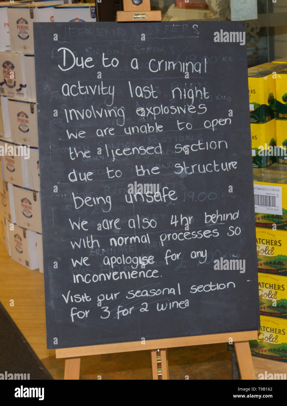 Windermere, Cumbria, Regno Unito. Il 18 maggio 2019. Cabine supermercato il villaggio di Windermere .un bancomat è stata damged da esplosivi il manager di cabine in Windermere detto credeva ladri utilizzati esplosivi per liberare la ATM dal relativo raccordo. Cumbria polizia ha detto che la macchina è stata presa a circa 01:30 BST.Sezione di supermercato è ancora chiusa. Credito: Gordon Shoosmith Alamy News live Foto Stock
