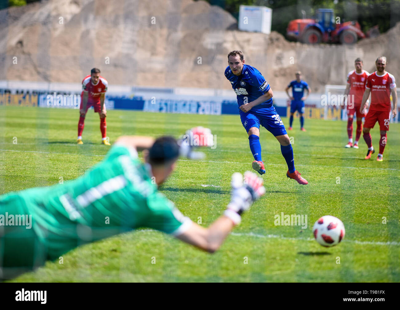 Karlsruhe, Deutschland. 18 Maggio, 2019. obiettivo, obiettivi Anton Fink (KSC) punteggi con penale contro il portiere Kai Eisele (Hallescher FC). GES/Soccer/League: Karlsruher SC - Hallescher SC, 18.05.2019 Calcetto: 3. League: Karlsruhe -Halle, Karlsruhe, Maggio 18, 2019 | Utilizzo di credito in tutto il mondo: dpa/Alamy Live News Foto Stock