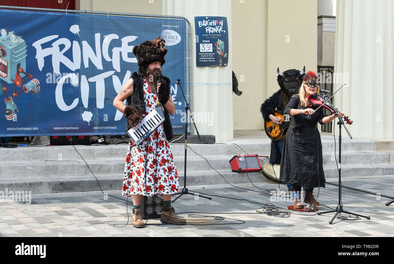 Brighton Regno Unito 18 maggio 2019 - i canti di recare in un abito parte del "sopportare Nord' mostra presso la Città della frangia di spettacoli di strada che fa parte del Festival di Brighton 2019 . Credito : Simon Dack / Alamy Live News Foto Stock