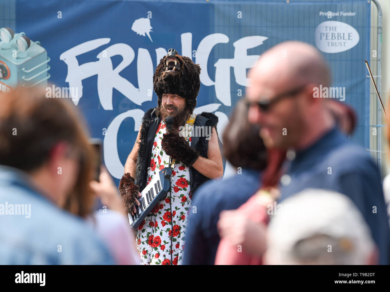 Brighton Regno Unito 18 maggio 2019 - i canti di recare in un abito parte del "sopportare Nord' mostra presso la Città della frangia di spettacoli di strada che fa parte del Festival di Brighton 2019 . Credito : Simon Dack / Alamy Live News Foto Stock