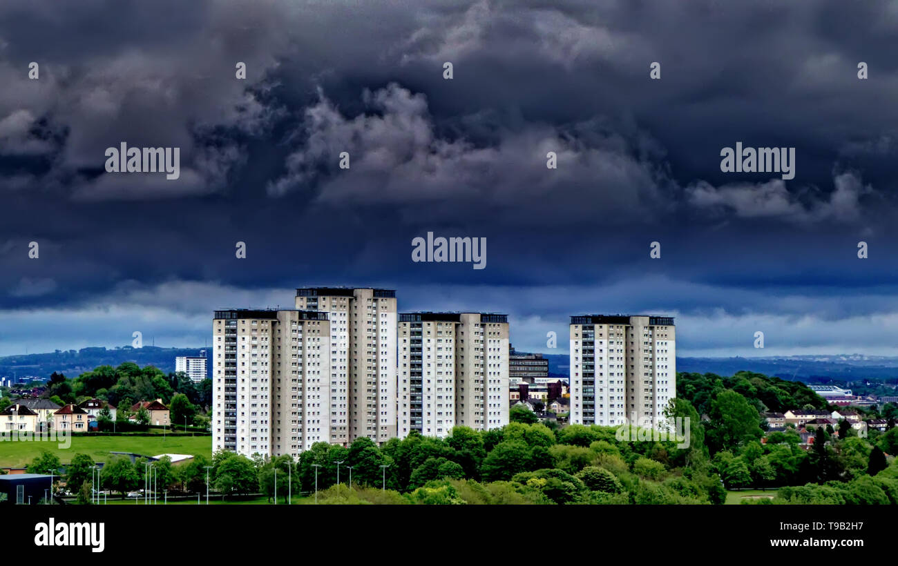 Glasgow, Scotland, Regno Unito, 18 maggio, 2019, UK Meteo. Wet e miserabili come stormy un cielo tempestoso incombe sul Lincoln towers nel west end della città. Gerard Ferry/Alamy Live News Foto Stock