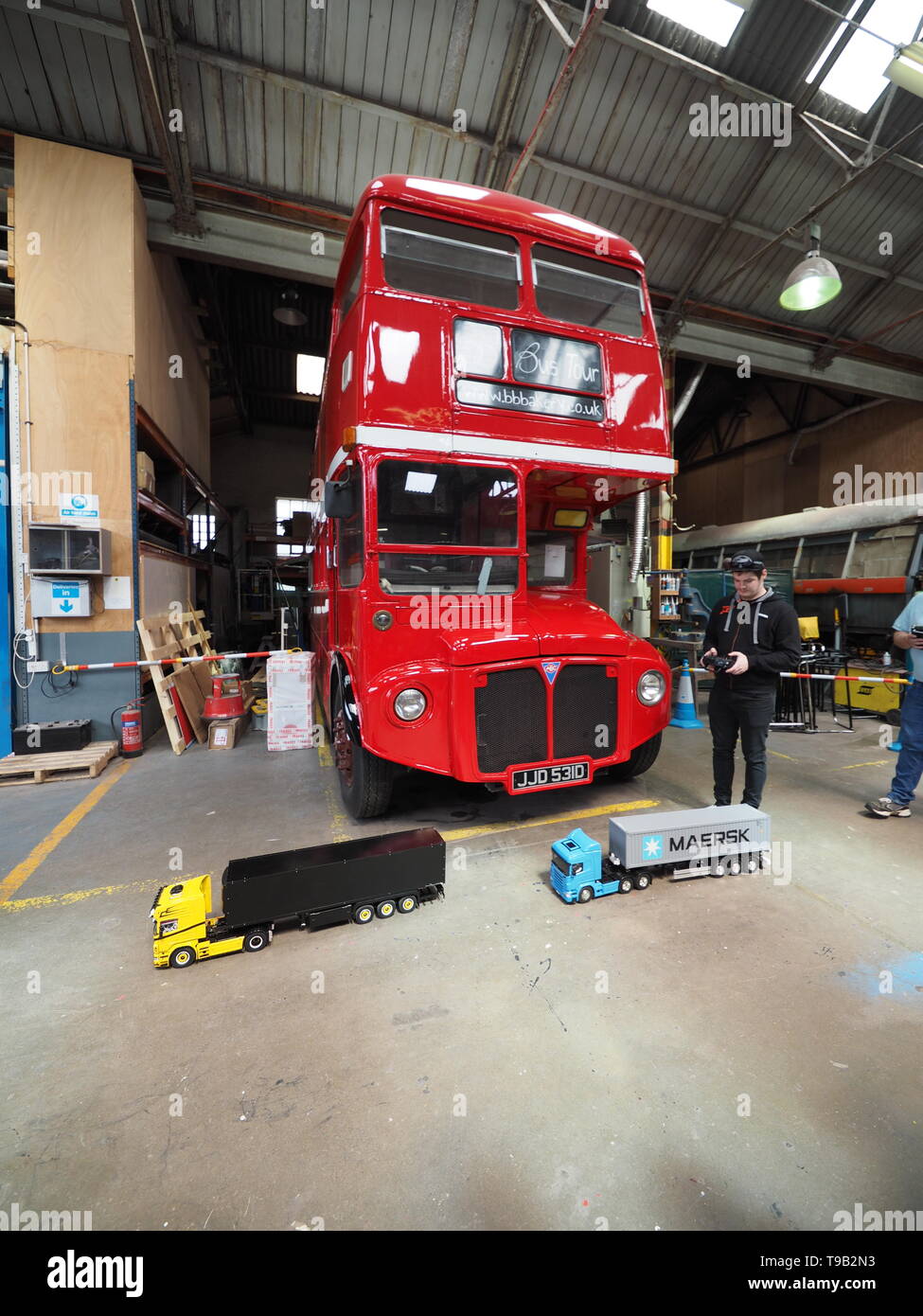 Faversham Kent, Regno Unito. 18 Maggio, 2019. Xxv Faversham Weekend di trasporto: il primo giorno di questo trasporto annuale festival involucro mostra una gamma di autobus vintage e trasporto commerciale. Pic: miniatura telecomando autocarri in un modello di mondo messe su un display trascinante che ha affascinato sia i bambini e gli adulti. Credito: James Bell/Alamy Live News Foto Stock