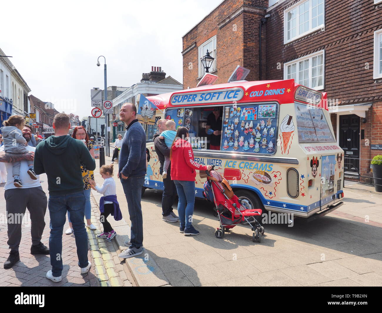 Faversham Kent, Regno Unito. 18 Maggio, 2019. Regno Unito Meteo: un soleggiato e caldo pomeriggio a Faversham Kent con il blu del cielo. Credito: James Bell/Alamy Live News Foto Stock