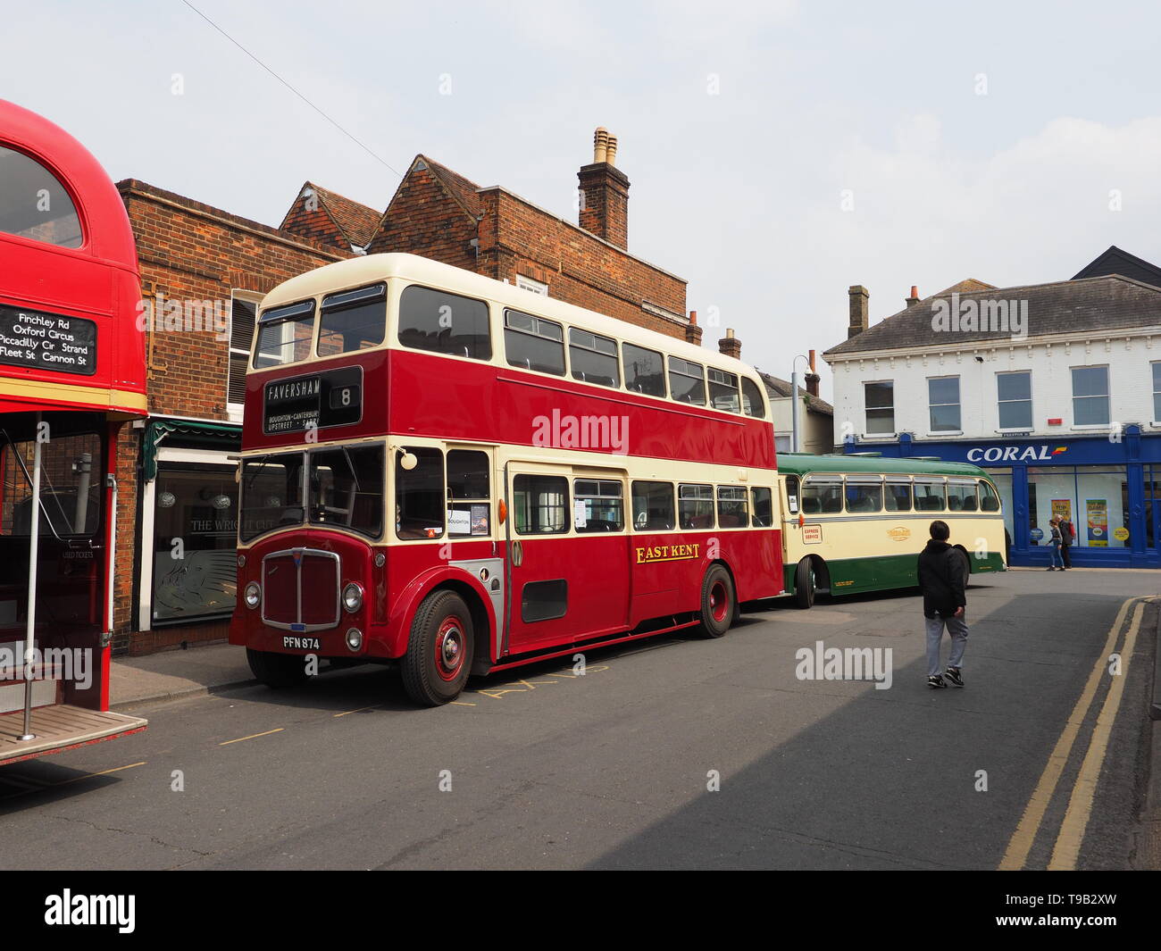 Faversham Kent, Regno Unito. 18 Maggio, 2019. Regno Unito Meteo: un soleggiato e caldo pomeriggio a Faversham Kent con il blu del cielo. Credito: James Bell/Alamy Live News Foto Stock