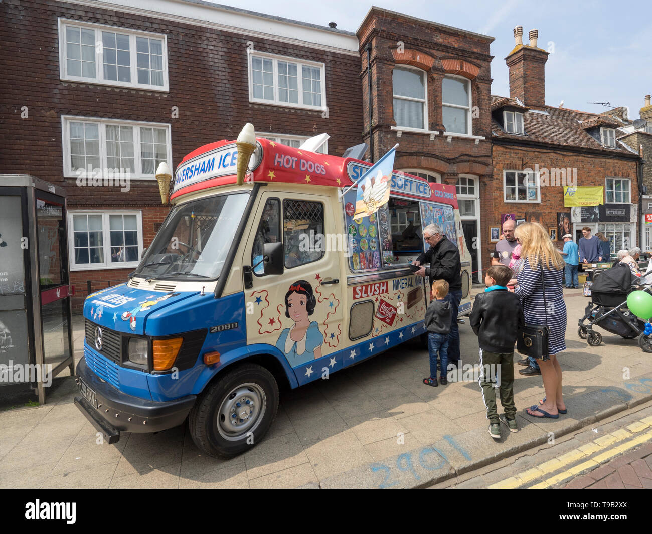 Faversham Kent, Regno Unito. 18 Maggio, 2019. Regno Unito Meteo: un soleggiato e caldo pomeriggio a Faversham Kent con il blu del cielo. Credito: James Bell/Alamy Live News Foto Stock