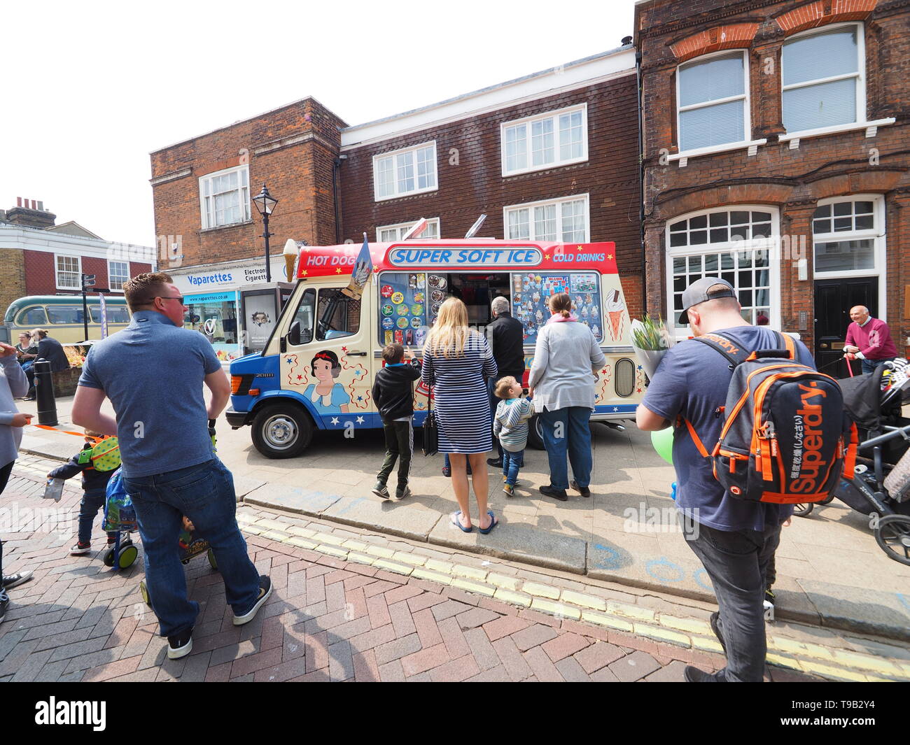 Faversham Kent, Regno Unito. 18 Maggio, 2019. Regno Unito Meteo: un soleggiato e caldo pomeriggio a Faversham Kent con il blu del cielo. Credito: James Bell/Alamy Live News Foto Stock