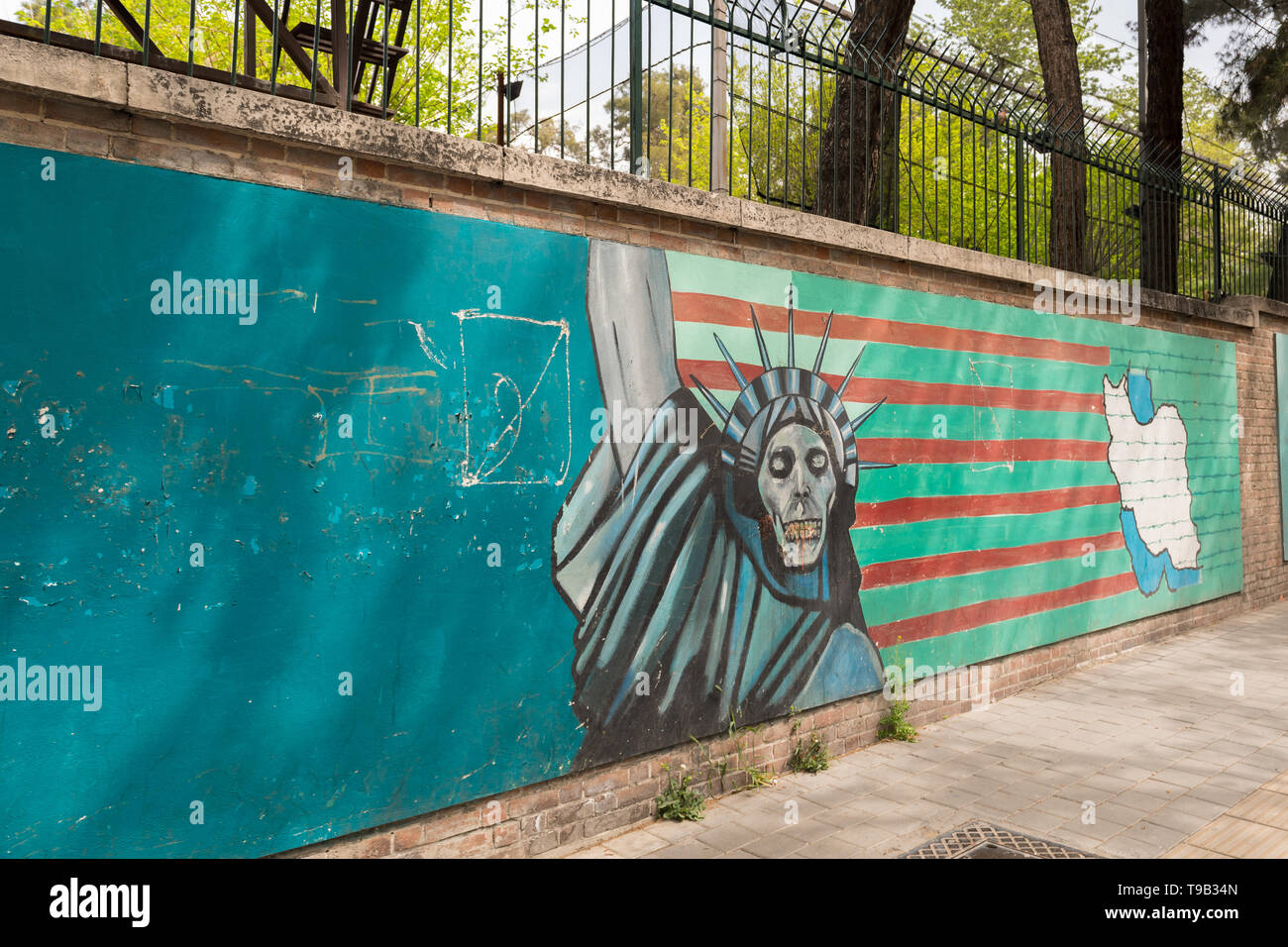 Anti-American graffiti sulle pareti esterne della ex Ambasciata degli Stati Uniti a Tehran. Foto Stock