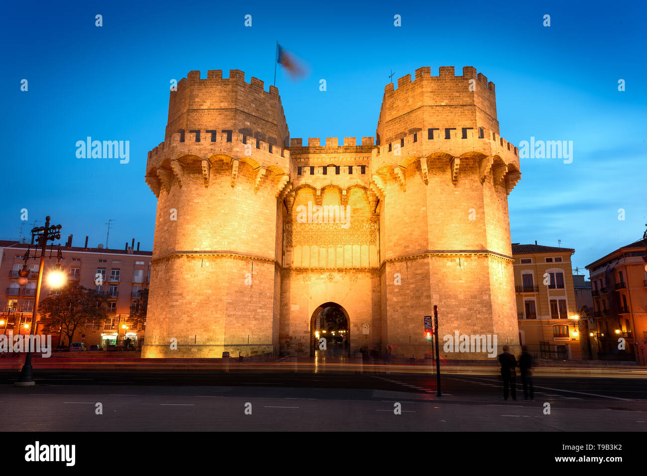 Torri di Serrano (Torres de Serranos) a notte. Le torri sono situati sulla Plaza de los Fueros a Valencia, Spagna Foto Stock