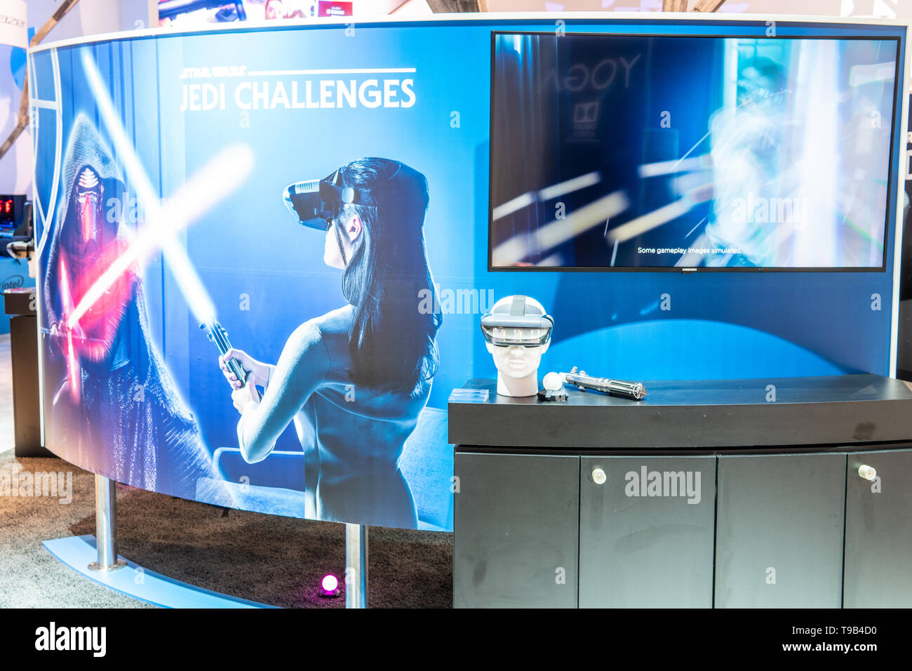 Berlino, Germania, 29 Agosto 2018 Star Wars Jedi sfide gioco VR, spada laser controller, Lenovo Mirage AR auricolare a innovazioni globali mostrano IFA Foto Stock