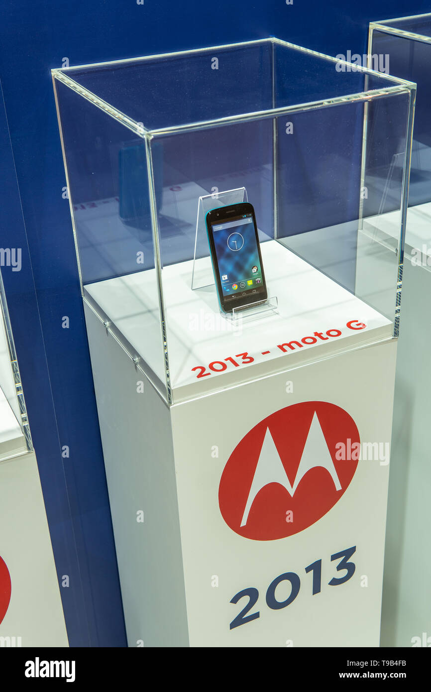 Motorola DynaTAC, StarTac, Razr, Moto G, Moto Z, Smartphone 5G mod allo showroom del padiglione espositivo Motorola, stand al Global Innovations Show IFA 2018 Foto Stock