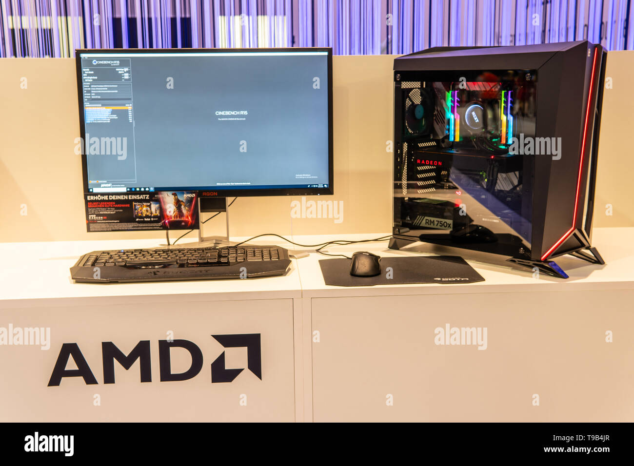Berlino, Germania, 31 agosto 2018, AMD PC Computer con CPU Ryzen, RADEON  GPU schede grafiche di AMD mostra showroom di innovazioni globali mostrano  IFA Foto stock - Alamy