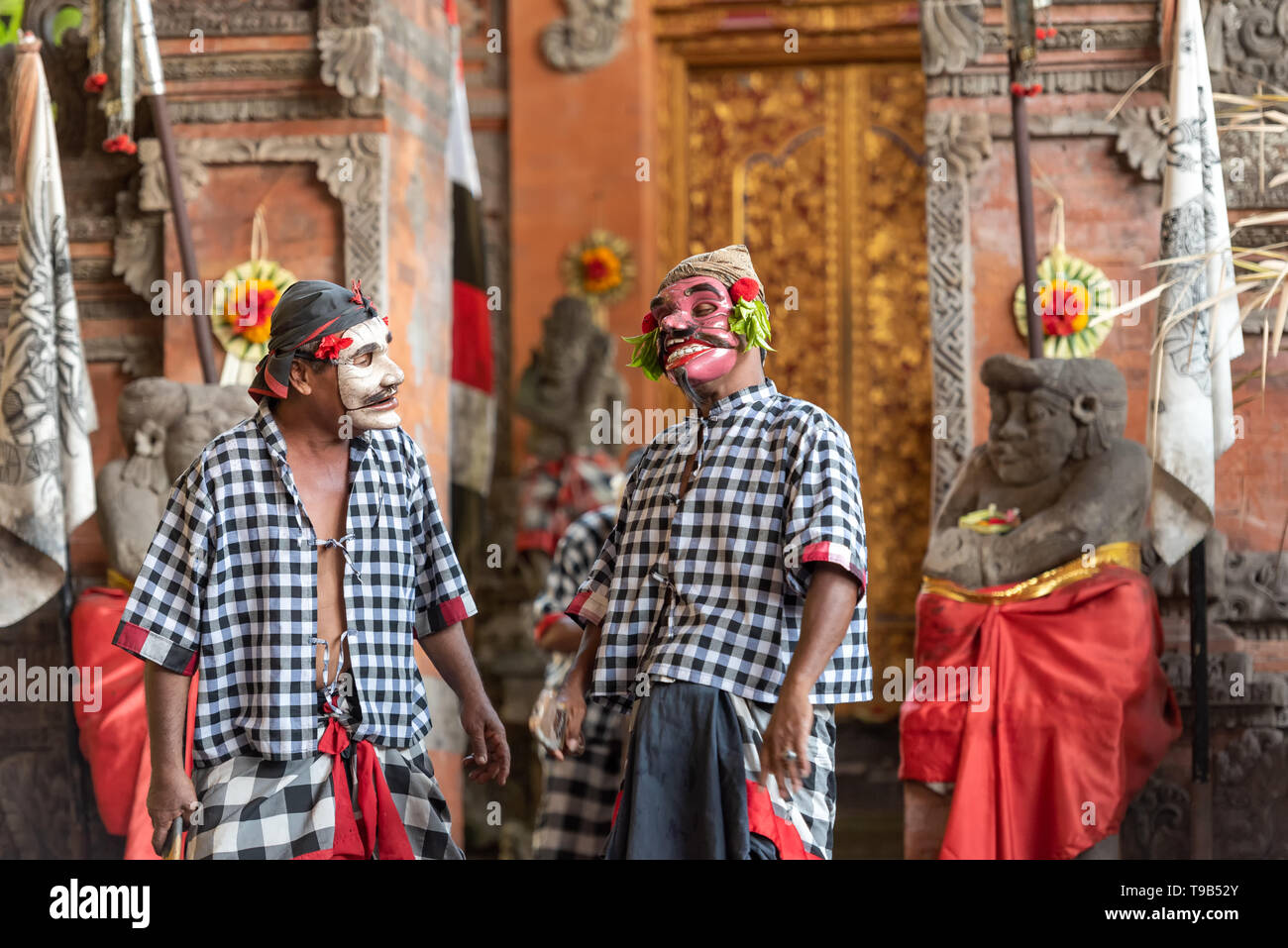 Denpasar, Indonesia - 30 Marzo 2019: caratteri di spettacolo di danza Barong Balinese, balli tradizionali. Foto Stock