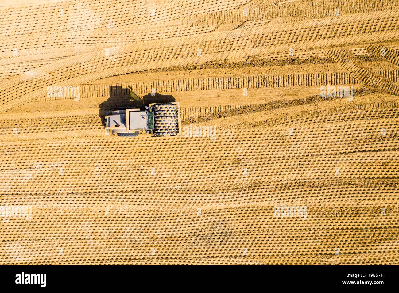 Vista aerea, chiudere i dettagli dell'autostrada sito in costruzione - macchine industriali, vibranti di compattatore per suoli lavorando Foto Stock