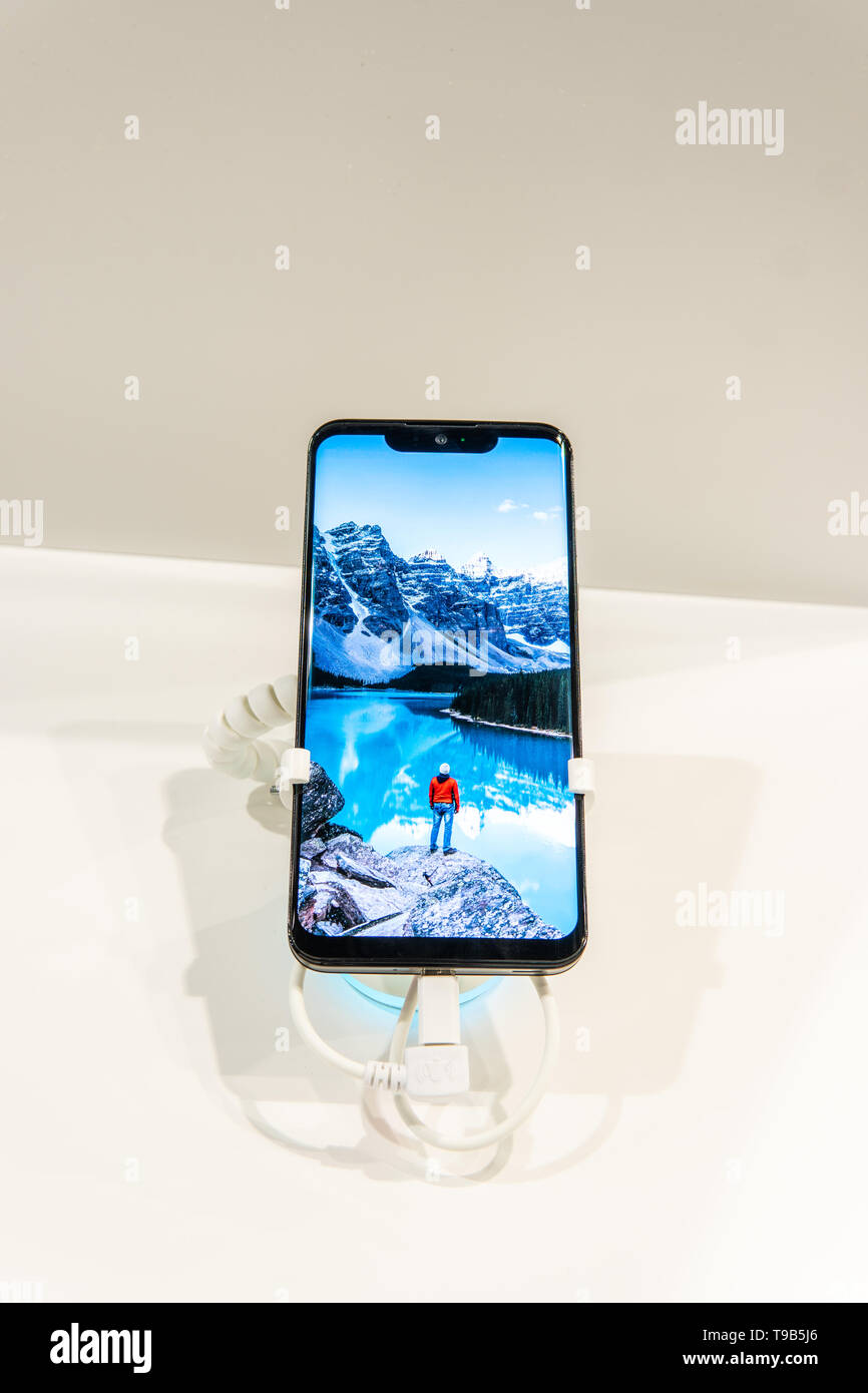 Smartphone Sharp in esposizione dal 2018, con Android allo showroom del padiglione della mostra Sharp, stand al Global Innovations Show IFA 2018 Foto Stock