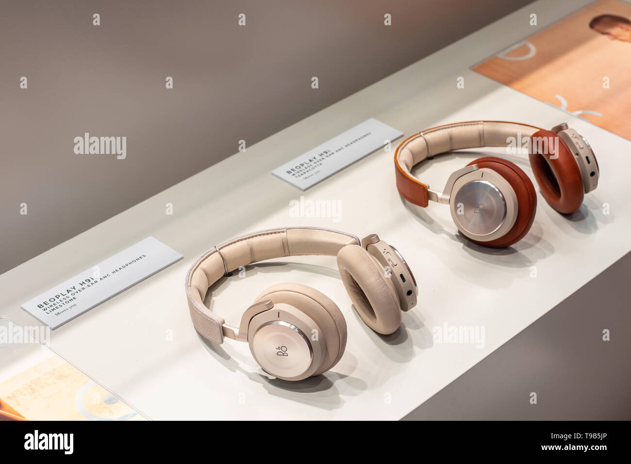 Berlino, Germania, 30 agosto 2018, Bang \u0026 Olufsen auricolare stereo Beoplay  H4, H8i, H9i wireless Cuffie over-ear a Bang \u0026 Olufsen B\u0026O esposizione Foto  stock - Alamy