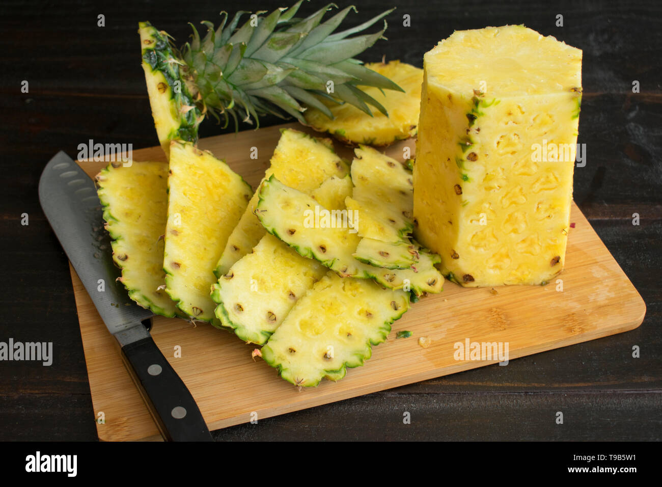 Peeling un ananas Foto Stock