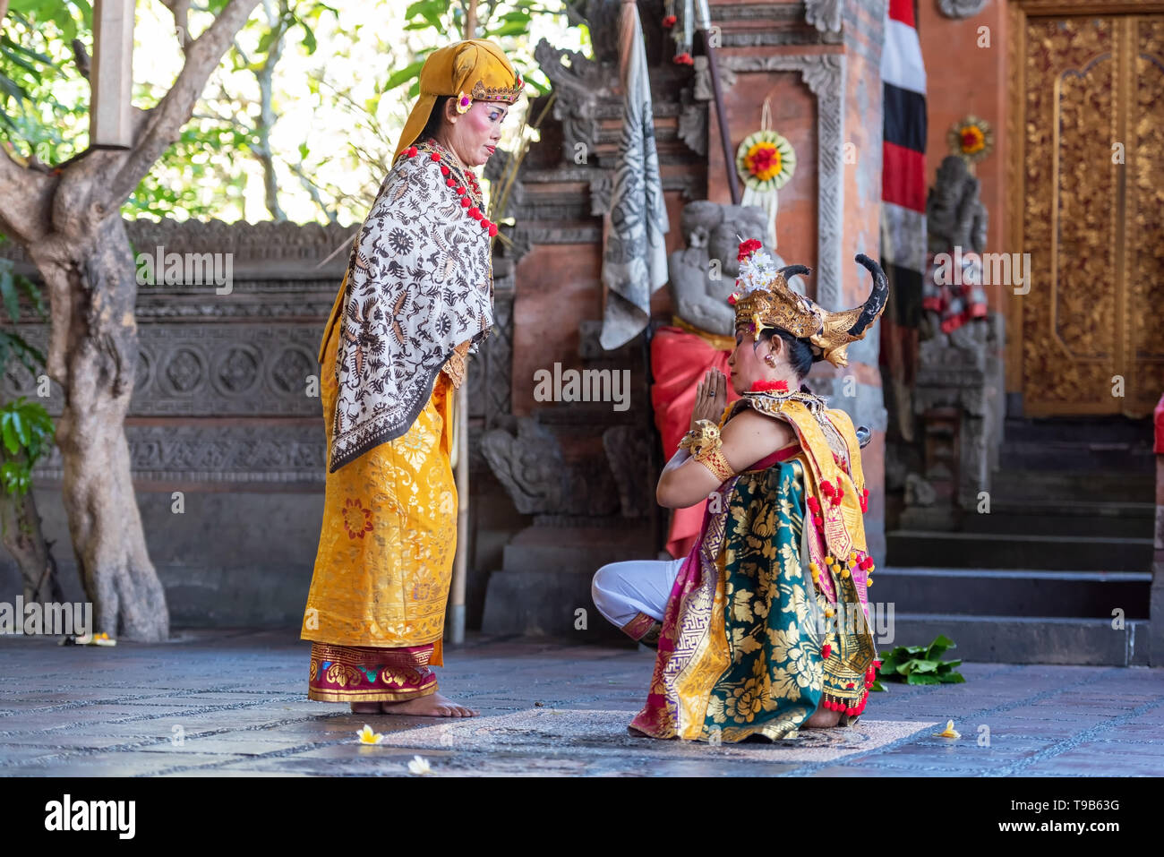 Denpasar, Indonesia - 30 Marzo 2019: caratteri di spettacolo di danza Barong Balinese, balli tradizionali. Foto Stock